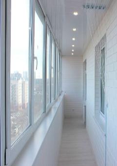 Внутренняя отделка балкона в светлых тонах - фото 1